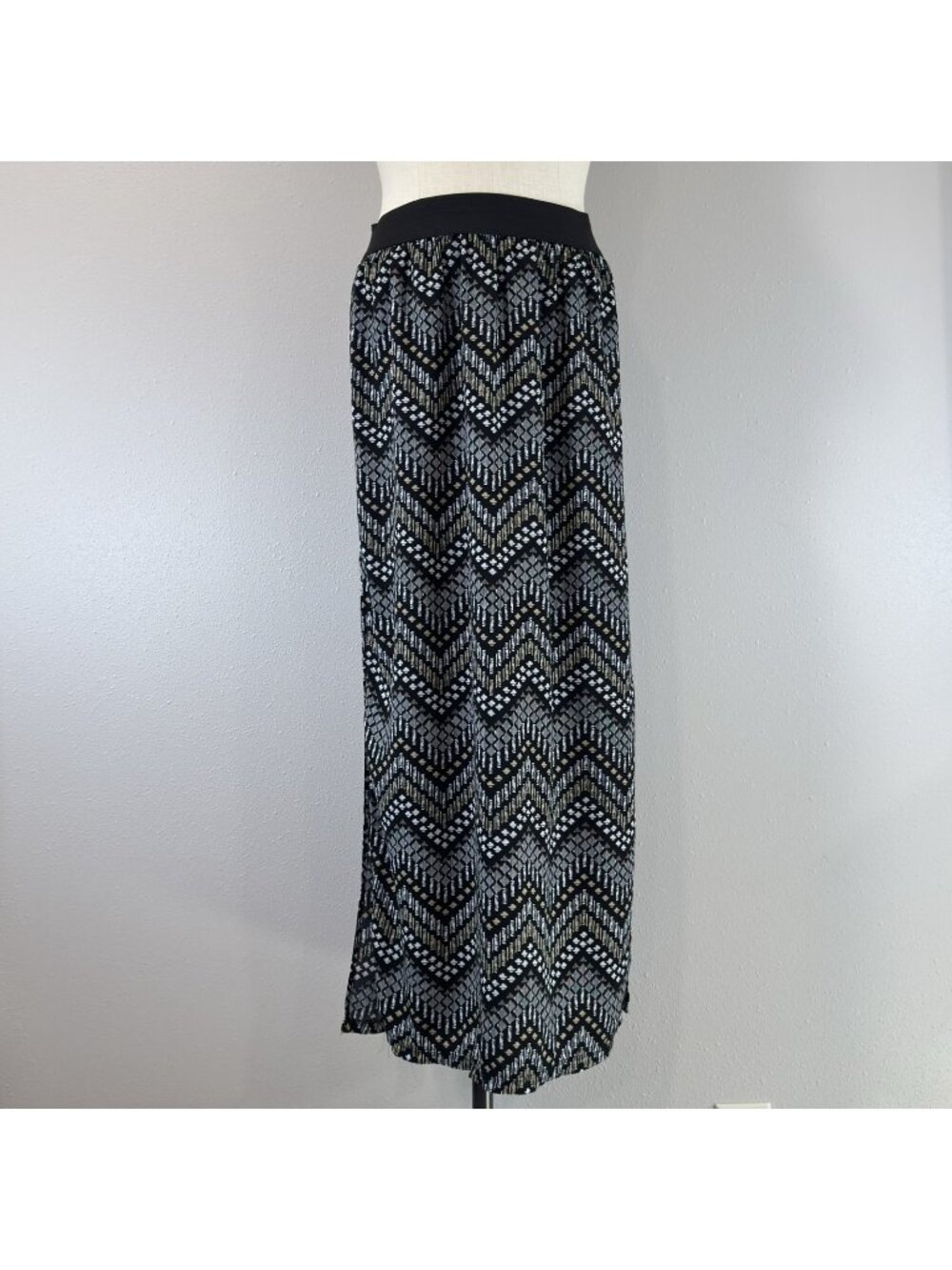 Discreet Maxi Skirt M Pull On Side Slits Elastic Waist Chevron Black Cream Tan